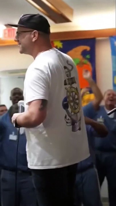 Centenas de presos louvam