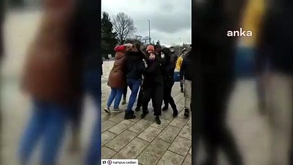 Meclis önünde "Regl ürünleri ücretsiz  olsun" diyen kadınlar gözaltına alındı