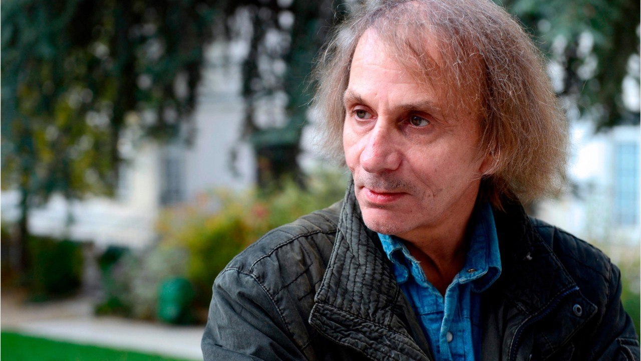 GALA VIDÉO - Michel Houellebecq : qui est Qianyum Lysis Li, sa femme de 20 ans sa cadette ?