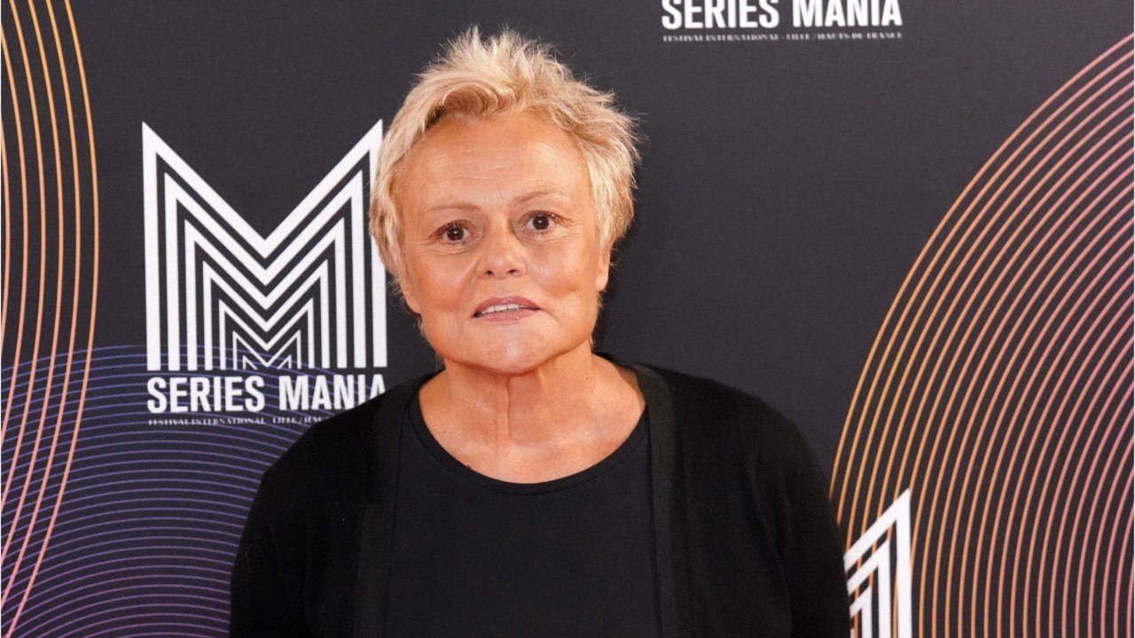 GALA VIDEO - “J'étais différente, je dérangeais” : Muriel Robin émue en évoquant son enfance