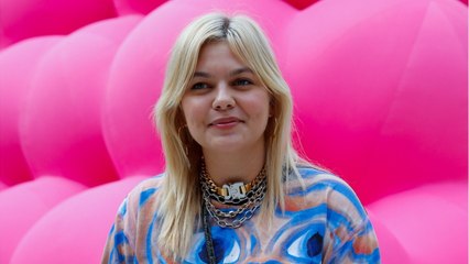 GALA VIDEO - PHOTO - Louane les cheveux roses : elle cède à une nouvelle “connerie capillaire”