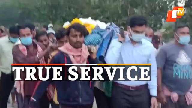 Odisha Tehsildar Lends Shoulders to Mortal Remains Of Villager