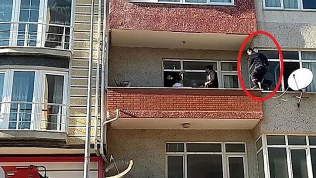 Metrelerce yükseklikte can pazarı! İntiharı engellemek için balkondan balkona atladı