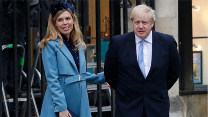GALA VIDEO - Boris Johnson et sa femme Carrie présentent leur adorable fille Romy pour la première fois
