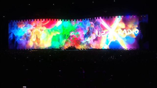 U2 chante Elevation en live à Tokyo en 2019