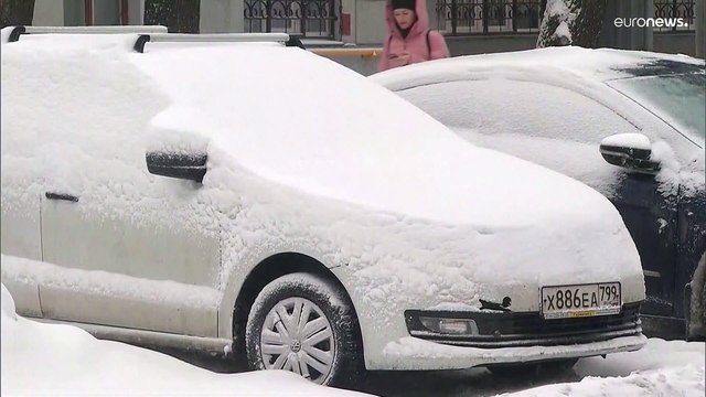 В Москве убирают снег после сильной метели