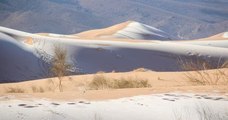 Les dunes du désert du Sahara ont été recouvertes de glace et de neige en une nuit