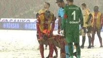 Yarın kaldığı yerden devam! Gaziantep-Yeni Malatya maçı yoğun kar yağışı nedeniyle ertelendi
