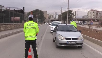 Trafik polisi aracı arızalanan sürücüye yardım etti