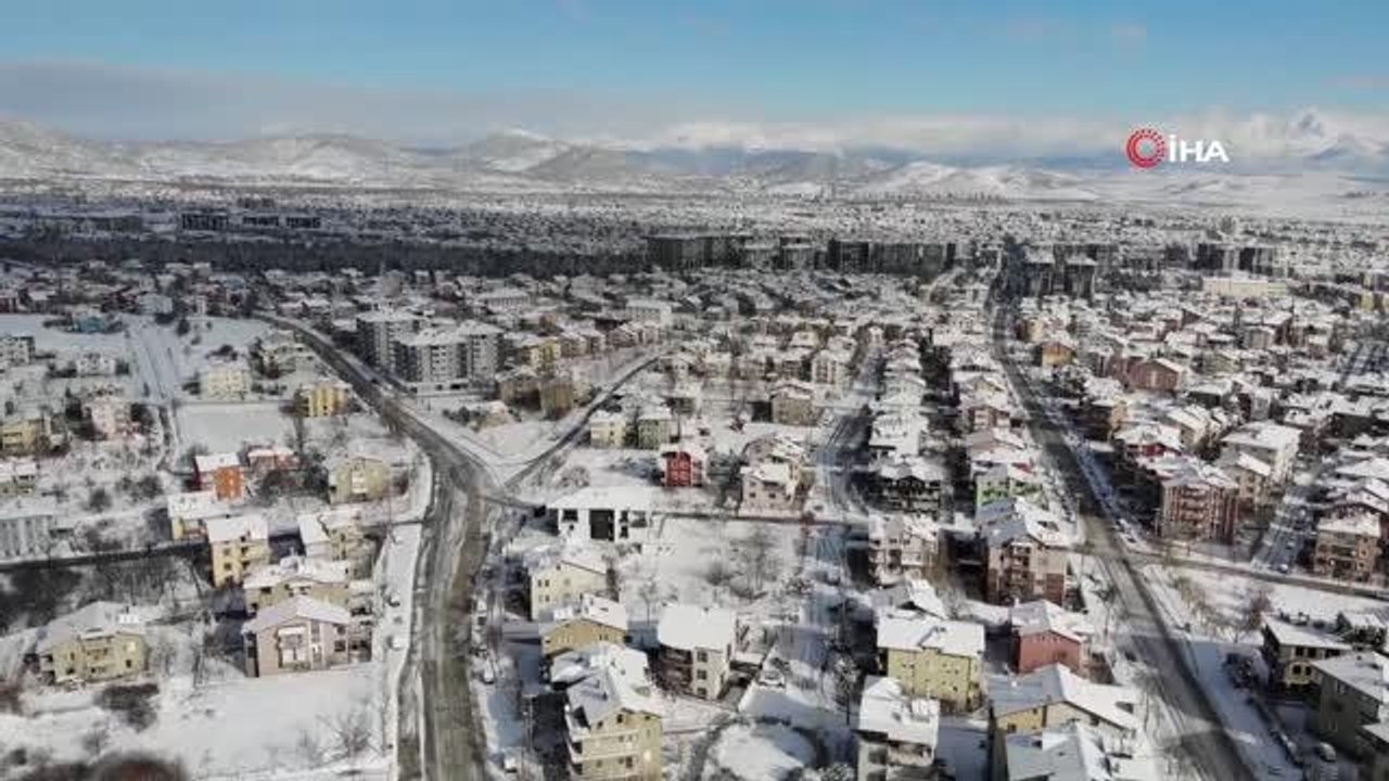 Isparta'da kar yağışı zor anlar yaşattı-Pazarcı esnafı açık havada kurduğu sobayla ısınmaya çalıştı