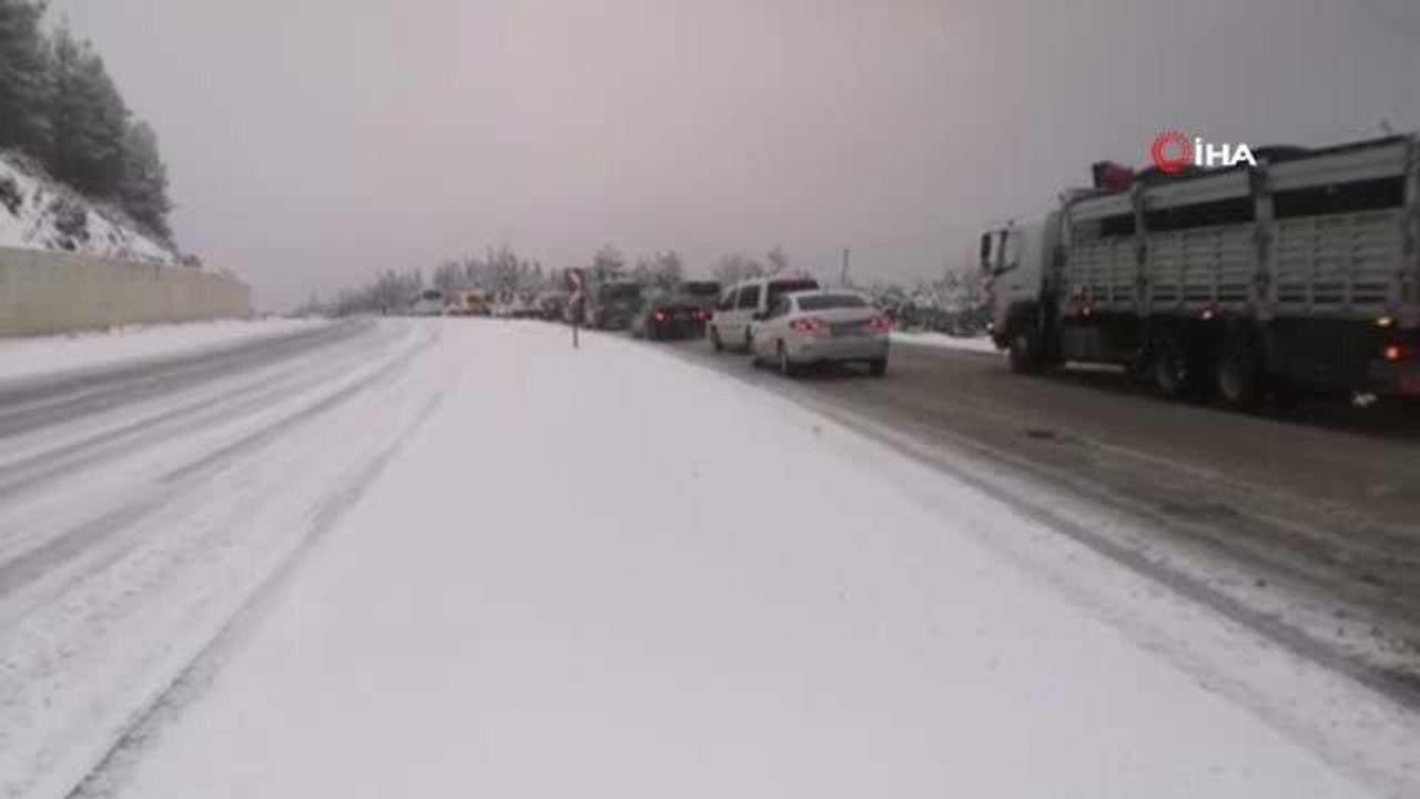 Kar yağışı Denizli - Antalya karayolunda uzun araç kuyrukları oluşturdu