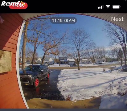 Il tente de rattraper sa voiture qui glisse sur le verglas et se prend une énorme gamelle