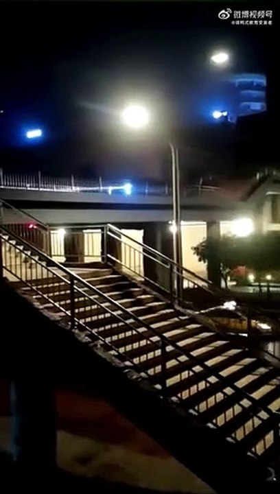 Un conducteur pressé emprunte une passerelle pour piétons afin de gagner du temps !