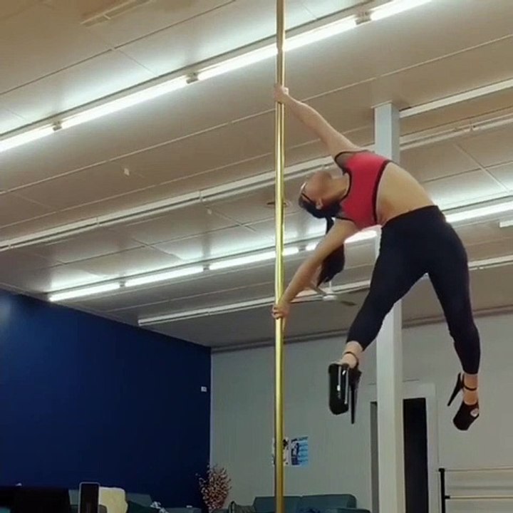 Cette danseuse pole dance est prête pour jouer dans Matrix