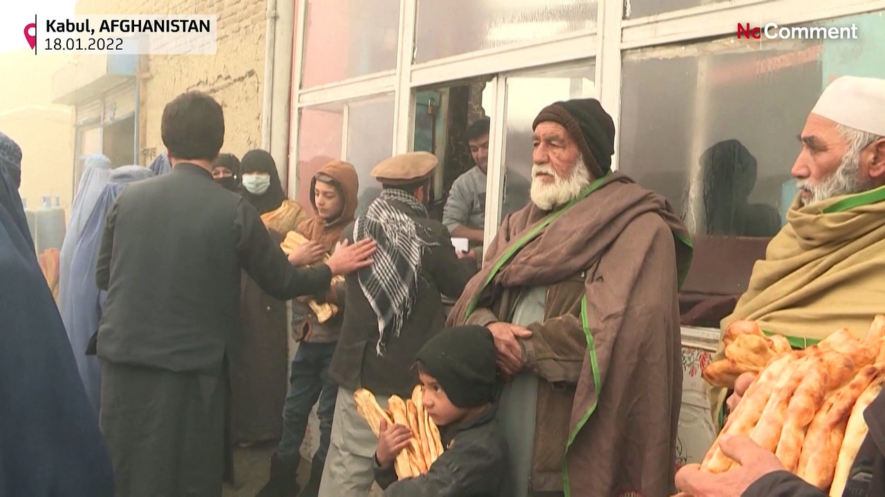 Desperate Afghans queue for free bread
