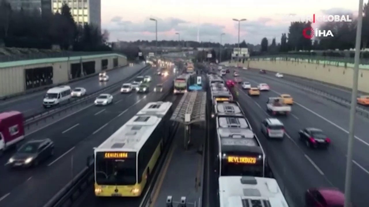 Metrobüs arızalandı! Yolcular durakta yürümek zorunda kaldı
