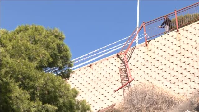 Un coche acaba en el tejado de una casa tras salirse de la carretera