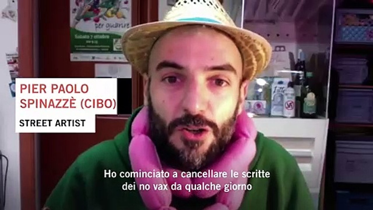 Cibo, il writer anti-svastiche, ora ricopre le scritte No Vax: "Un insulto per chi ha sofferto"