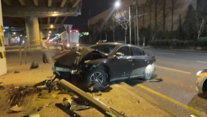 인천 중구에서 화물차-승용차 사고...신호등 파손 / YTN