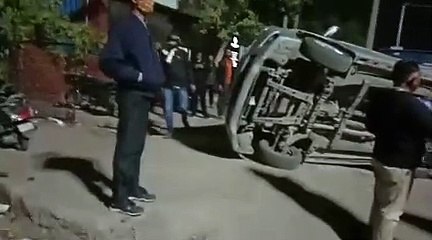 ट्रेलर पर रखा कंटेनर सड़क किनारे खड़ी लग्जरी कार पर गिरा, कोई हताहत नहीं