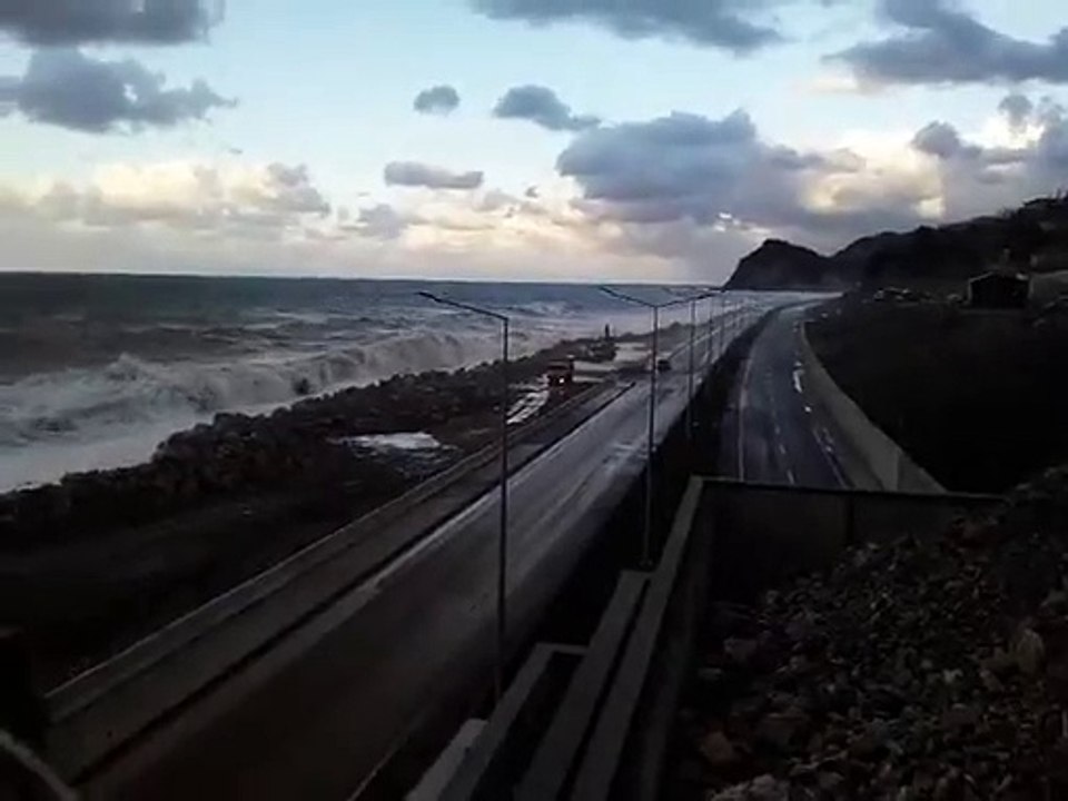 Kilimli Sahil Yolu yine dalgalara teslim