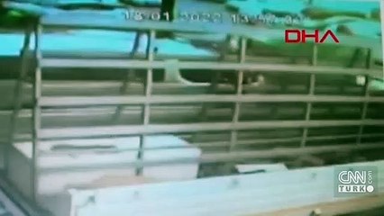 Camlar işçilerin üzerine devrildi