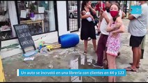 Un auto se incrustó en una librería con clientes en 44 y 122