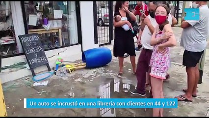 Un auto se incrustó en una librería con clientes en 44 y 122
