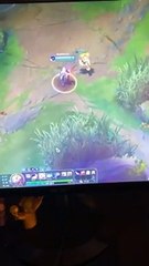 Jogador com dois dedos quebrados jogando com Yuumi