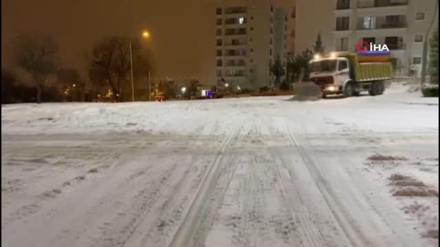 Belediye ekipleri karla mücadelesini sürdürüyor