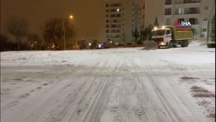 Belediye ekipleri karla mücadelesini sürdürüyor