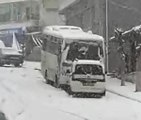 Öğrenci midibüsü karla kaplı yolda hafif ticari aracı sürükledi