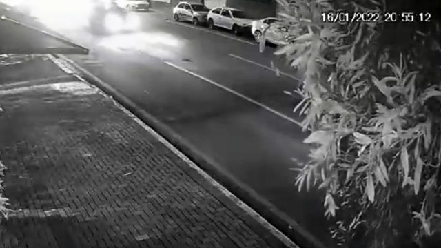 Câmera flagra veículo Gol com placas ALQ-6469 sendo furtado na Rua Paraná, no Centro