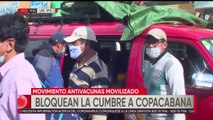 Sector Antivacuna bloquean la carretera La Paz - Copacabana y causan molestia en transportistas