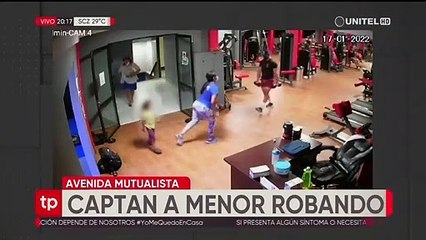 Niña roba mochila en un gimnasio con ayuda de una mujer que fingía vender golosinas