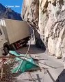 Un camión cuelga de un acantilado de 100 metros tras ser guiado por el GPS a una estrecha carretera en China