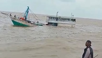 Download Video: Detik-detik Kapal Pengangkut 180 Ton Kelapa Tenggelam di Perairan Simbur