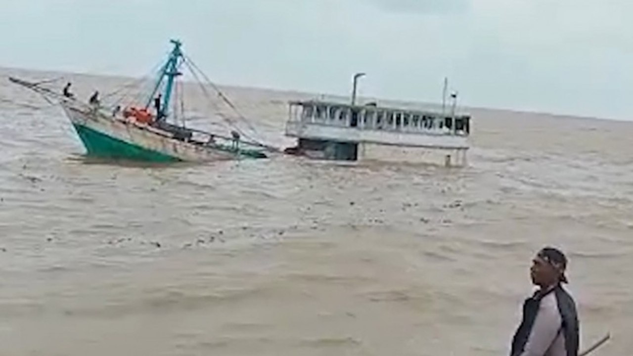 Detik-detik Kapal Pengangkut 180 Ton Kelapa Tenggelam di Perairan Simbur