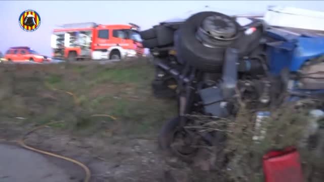 Un camión embiste a varios vehículos en Valencia