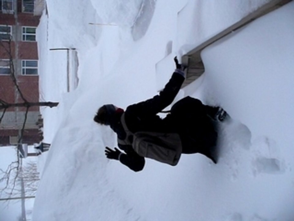 Claire sort dans la tempête