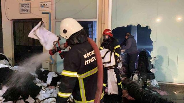 Son dakika haberi | Kumaş deposunda korkutan yangın: Kucaklayabildikleri kumaşları dışarıya böyle çıkardılar