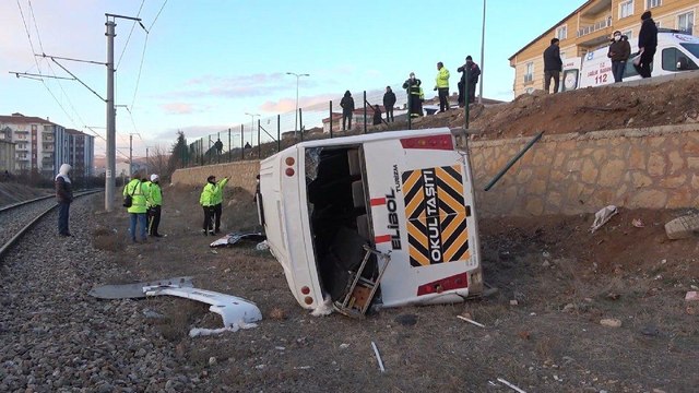 İşçileri taşıyan servis minibüsü şarampole devrildi