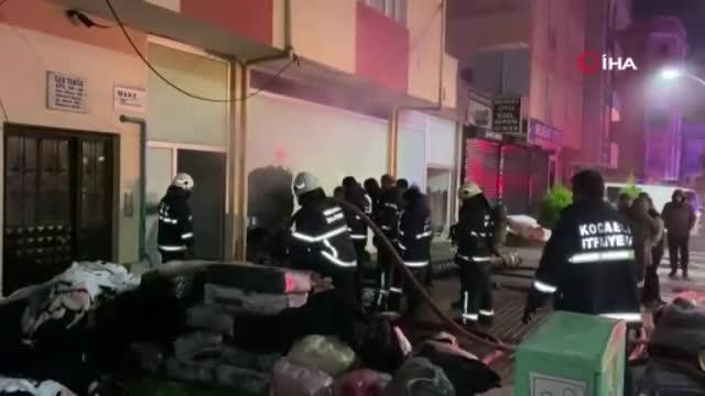 Kumaş deposunda korkutan yangın: Kucaklayabildikleri kumaşları dışarıya böyle çıkardılar