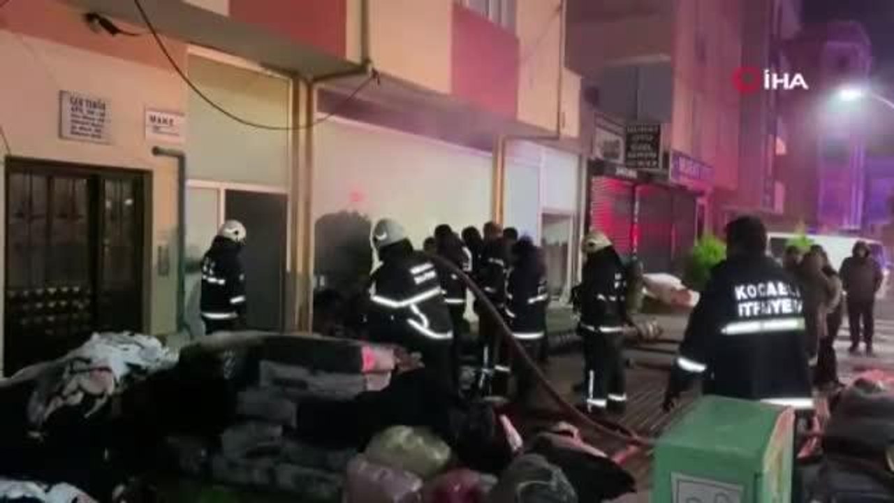 Kumaş deposunda korkutan yangın: Kucaklayabildikleri kumaşları dışarıya böyle çıkardılar