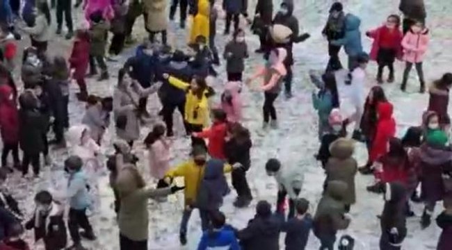 Kar yağışı kimine eziyet kimine de eğlence! Erik Dalı eşliğinde doyasıya eğlendiler