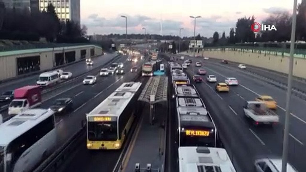 Metrobüs arıza yaptı, yolcular metrobüs güzergahında yürümek zorunda kaldı
