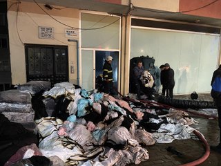 Kumaşları yangından kurtarmak için zamanla yarıştılar