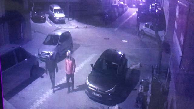 Esenyurt’ta gece vakti apartmana girmeye çalışan 5 şüpheli, bina sakinlerine korku dolu anlar yaşattı