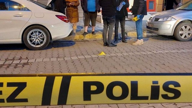 Motosikletli iki kişiden dernek binasına silahlı saldırı