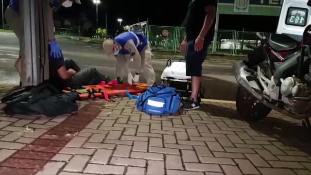 Motociclista fica ferido ao sofrer queda no cruzamento da Av. Brasil com a Rua Pres. Juscelino Kubitscheck